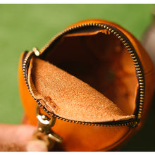 画像をギャラリービューアに読み込む, Vegetable Tanned Leather Baseball Cap Purse | AirPods Holder
