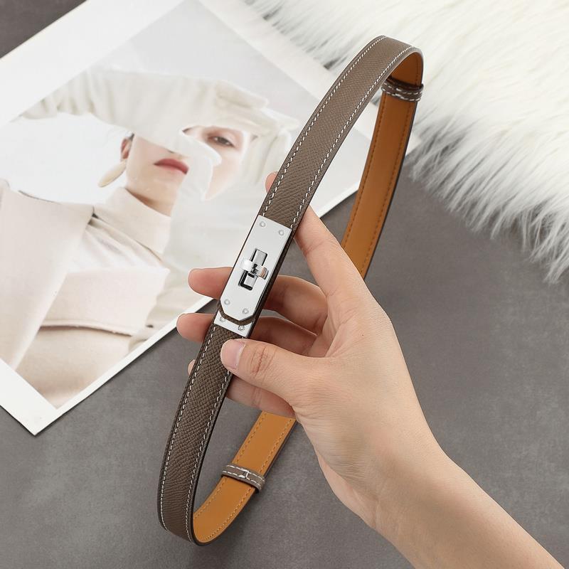An Etoupe Epsom leather Kelli belt with white contrast stitching and a polished silver-tone turn-lock hardware.