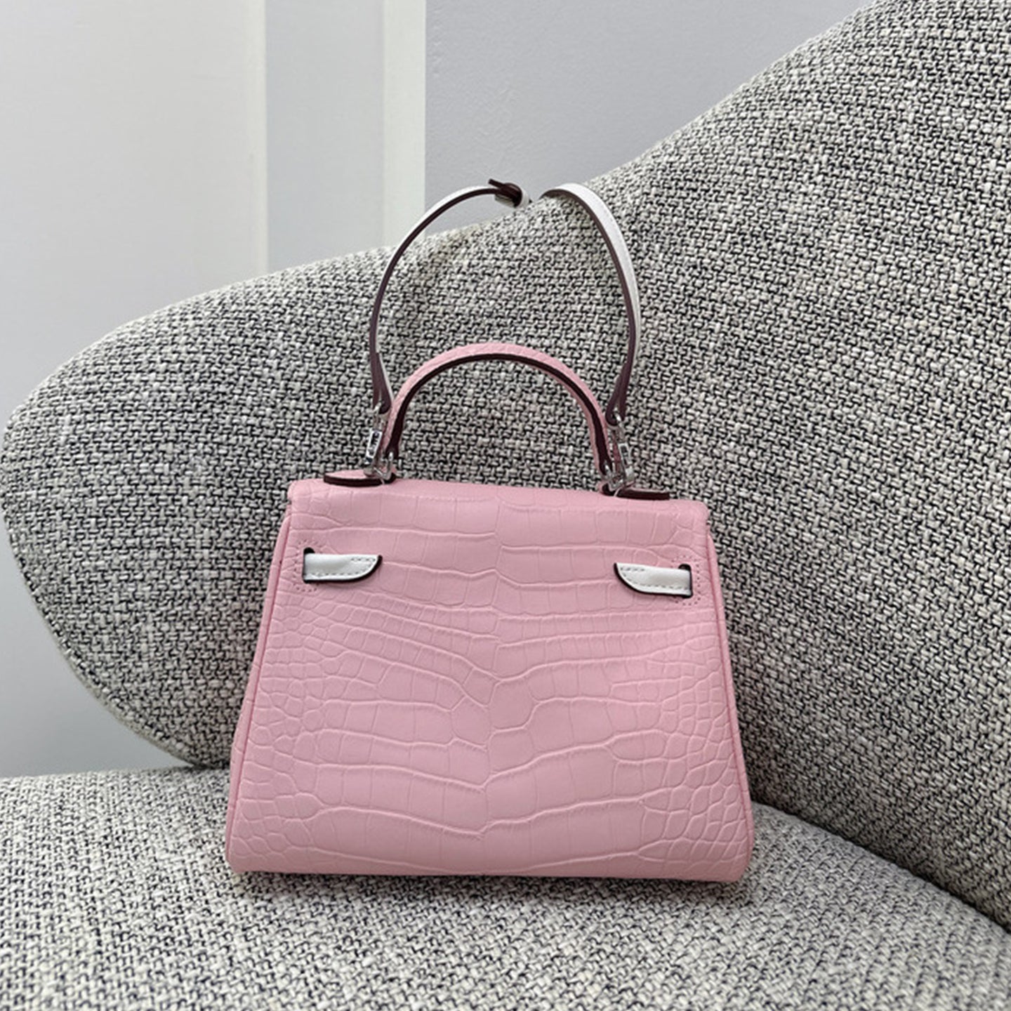 Elegant pink croc-embossed leather mini bag, perfect for a feminine and luxury look.