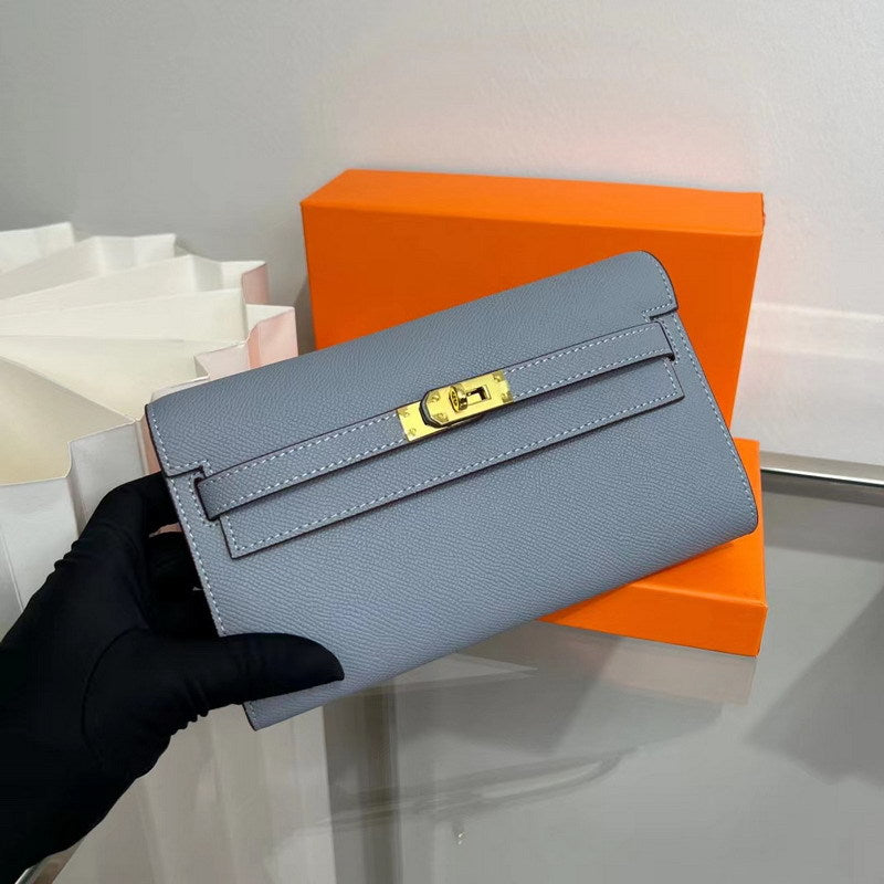 Front view of a Linen Blue inspired Kelly to go wallet in textured cowhide leather, featuring the signature golden Kelly closure.